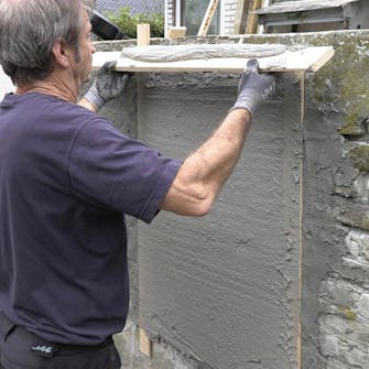 Mur med ødelagt puss og løse fuger: Fortsett til hele mellomrommet er fylt Mur med ødelagt puss og løse fuger: Fortsett til hele mellomrommet er fylt